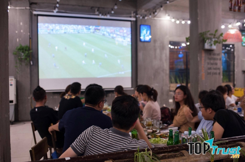 Nhà hàng T+Beer thường xuyên truyền hình trực tiếp các trận bóng phục vụ thực khách