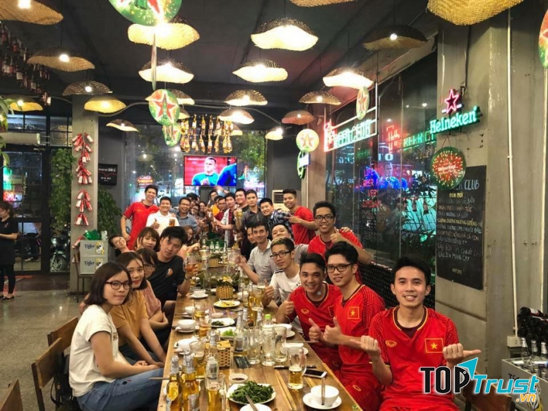 Không gian nhà hàng rộng rãi, đồ ăn phong phú, phù hợp để thực khách hò hét cổ vũ bóng đá