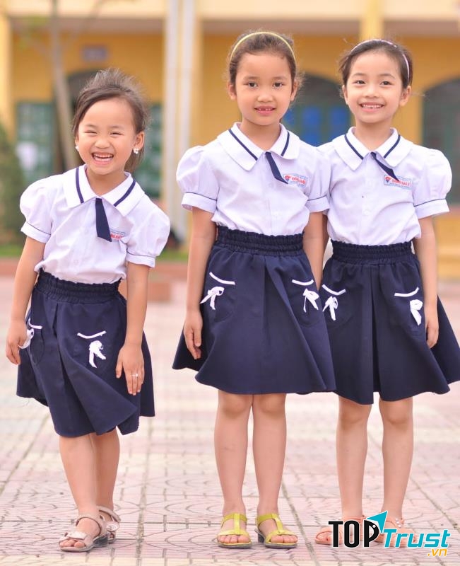 Trong chiếc áo đồng phục em thấy mình thật chững chạc và xinh hơn.