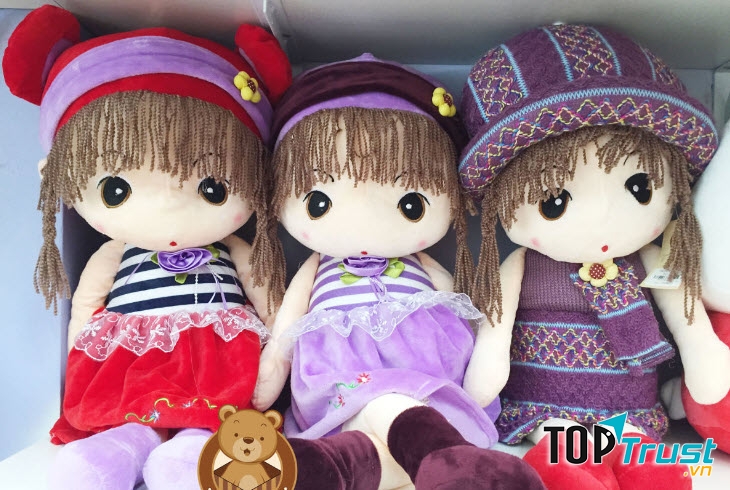 Buổi tối nằm ngủ, em thường để nó ở đầu giường và không quên đắp cho nó “tấm chăn ấm” mà em “tự làm tặng búp bê.