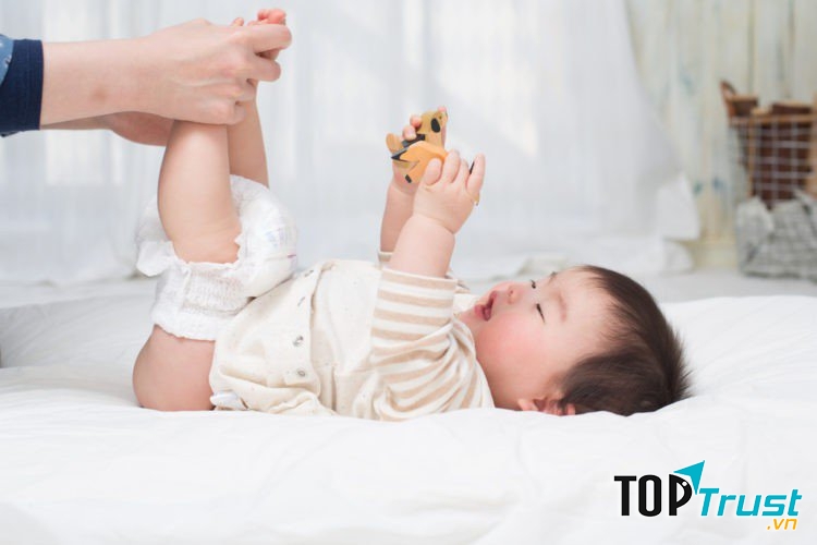 Bé khóc và muốn được bố mẹ thay tã ngay lập tức