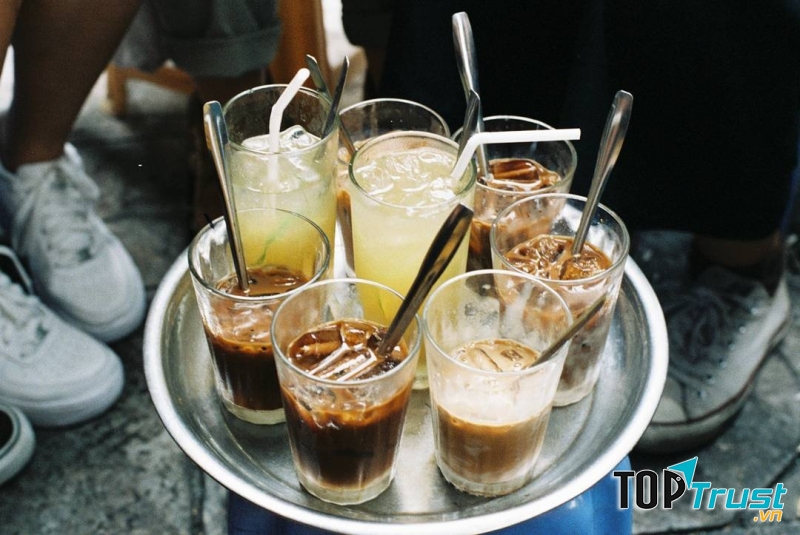 Cafe Tạ Hiện nổi tiếng vô cùng