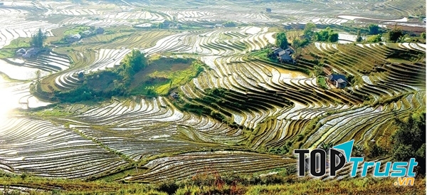 Đường mòn lên núi Tả Liên đi qua những thửa ruộng bậc thang mênh mông