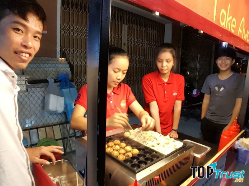Đội ngũ nhân viên nhiệt tình của Tada - Bánh Takoyaki