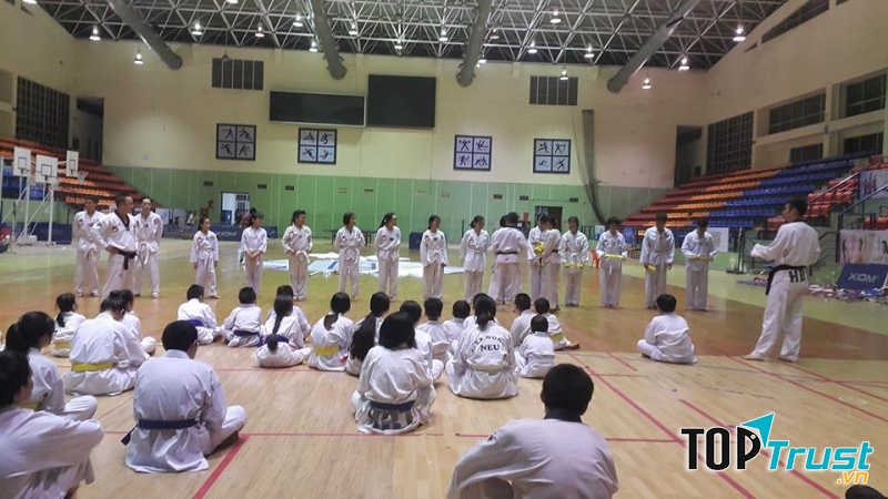 Trao đai cho các võ sinh thăng cấp