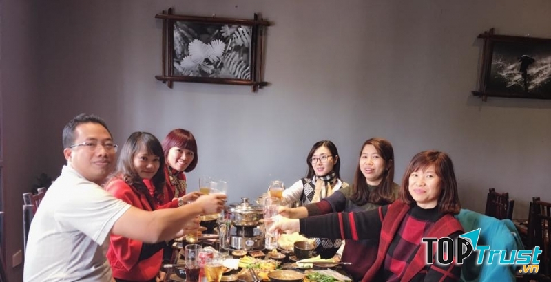 Khách đến quán ăn