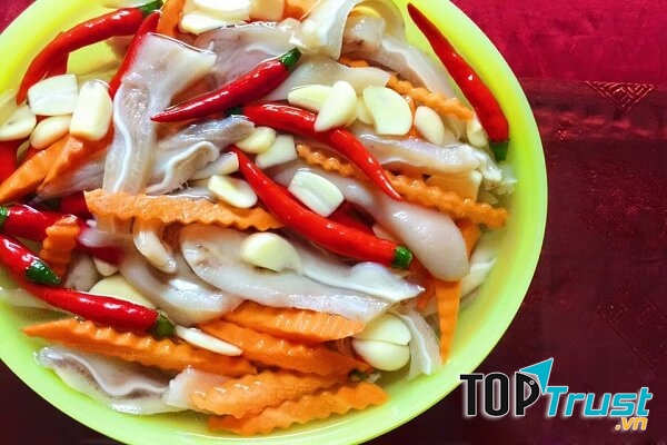Tai heo ngâm mắm chua ngọt