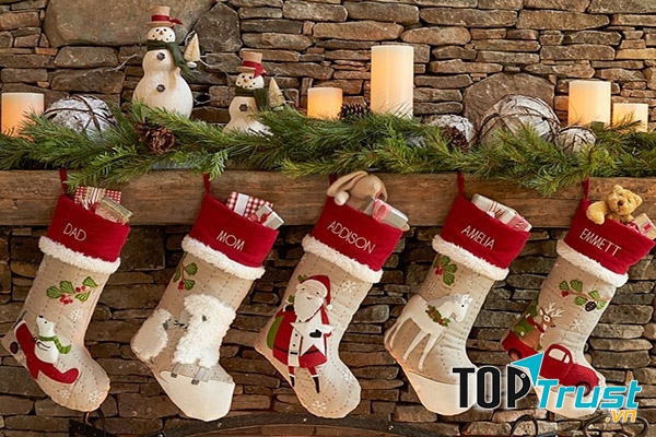 Những đôi tất đựng đầy quà treo bên ống khói