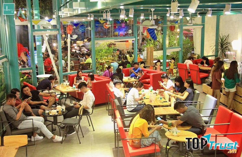 Không gian Taipei Tea lúc nào cũng thu hút nhiều bạn trẻ đến thưởng thức trà sữa thơm ngon đấy nhé