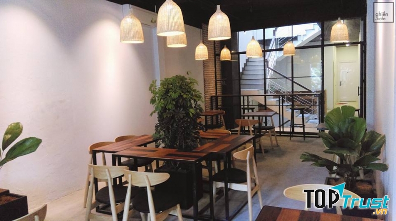 Menu đa dạng, đồ uống khá lạ miệng. Bên cạnh phục vụ đồ uống, quán còn có rất nhiều món ăn nhẹ như bánh ngọt, khoai tây chiên, gà rán