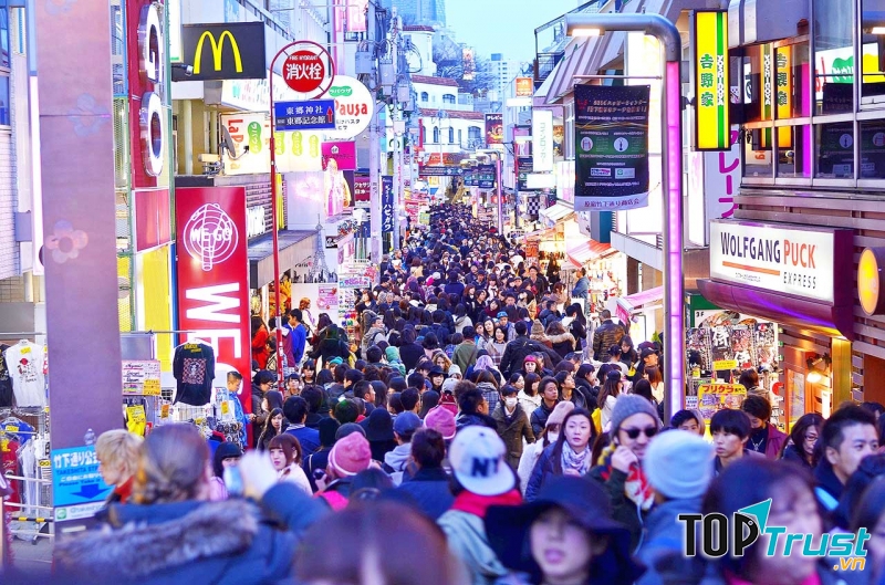 Takeshita-dori là khu mua sắm nổi tiếng của giới trẻ