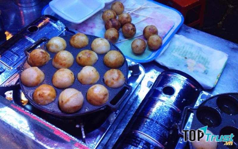 Bánh bạch tuộc Takoyaki là sự kết hợp hài hòa, tinh tế của nhiều hương vị.