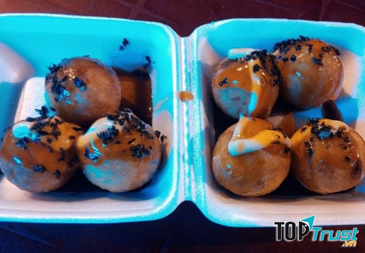 Chủ yếu bán với hình thức mua mang về nhưng bánh luôn có độ nóng nhất định, ăn vào là ngất ngây. ﻿