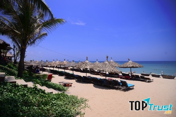 Hòa mình vào dòng nước mát tại biển An Bàng cũng là một điều vô cùng thú vị