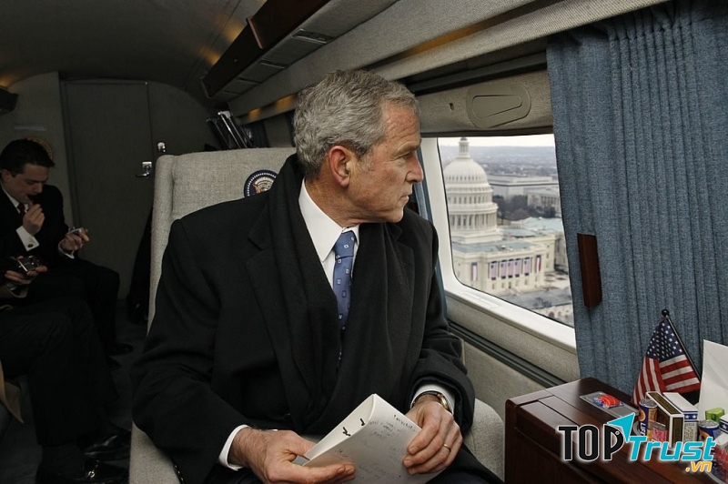 Cựu tổng thống George W.Bush rời đi khỏi lễ nhậm chức của tổng thống Obama bằng trực thăng
