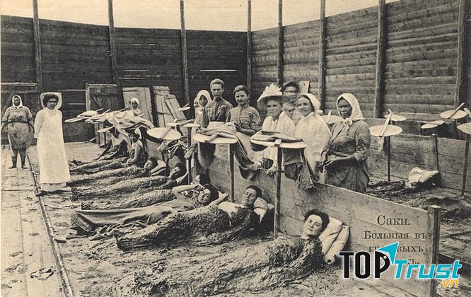 Tắm bùn bằng phân cá sấu