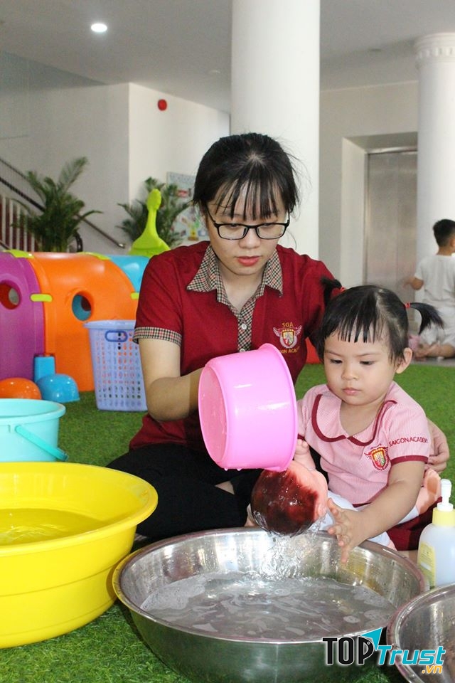 Tắm cho thú bông là hoạt động được rất nhiều bé yêu thích và thúc đẩy sự rèn luyện của tay và mắt
