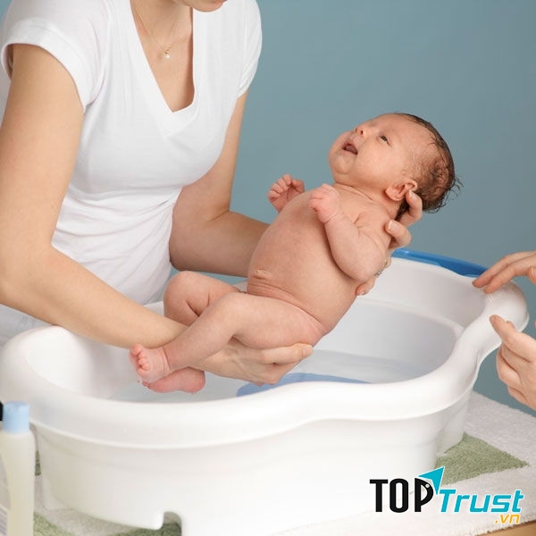 Tắm cho trẻ hàng ngày