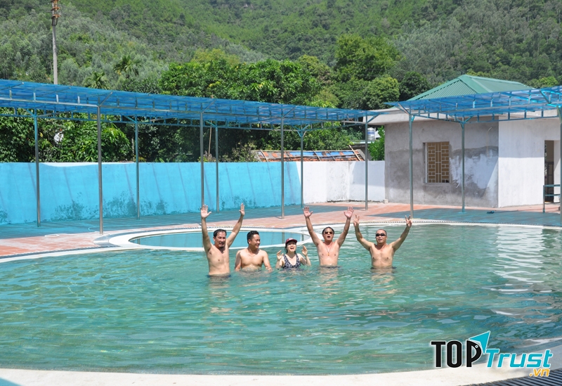 Tắm khoáng nóng Địa Chất