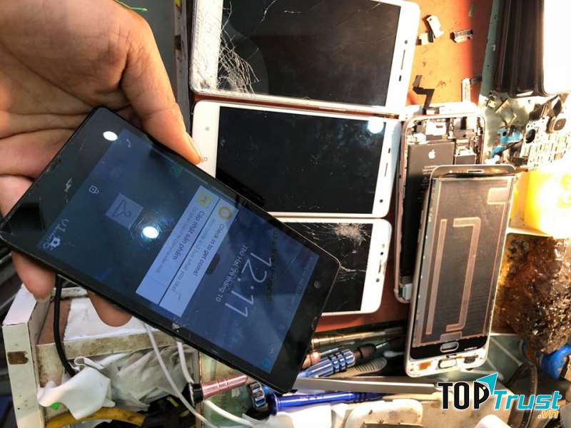 Tâm Loan ép kính điện thoại