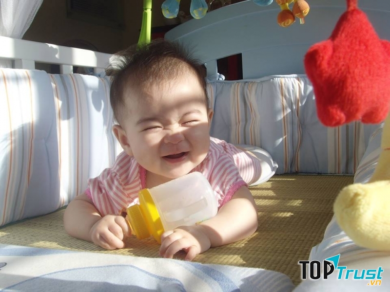 Tắm nắng cho trẻ qua khung cửa kính