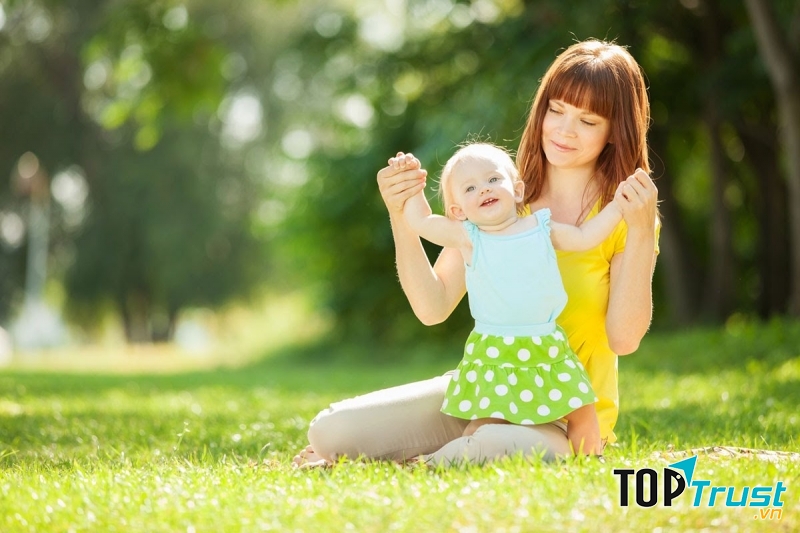 Tắm nắng cho trẻ quá sớm