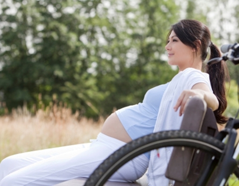 Tắm nắng giúp hấp thu vitamin D tốt cho sự phát triển não bộ trẻ