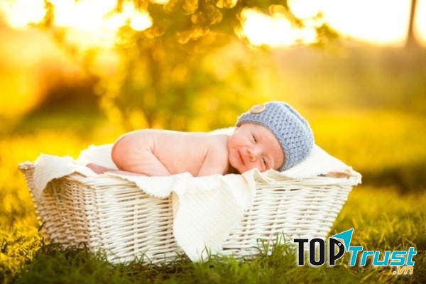 Cởi hết quần áo khi cho trẻ tắm nắng