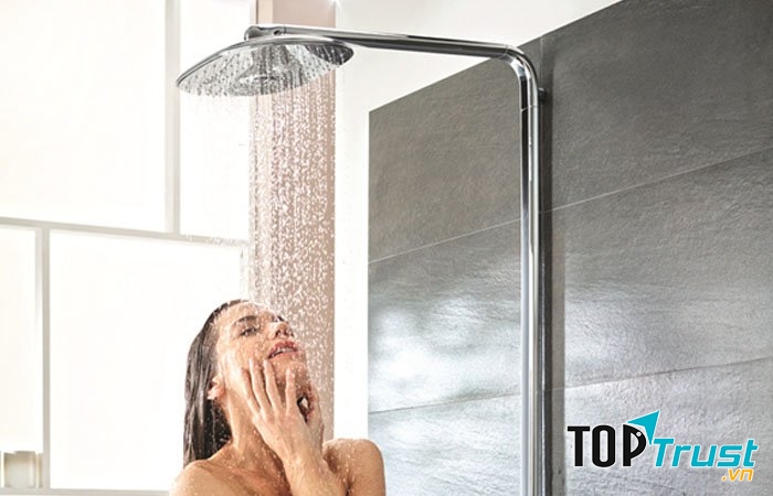 Tắm nước nóng giúp giải rượu nhanh.