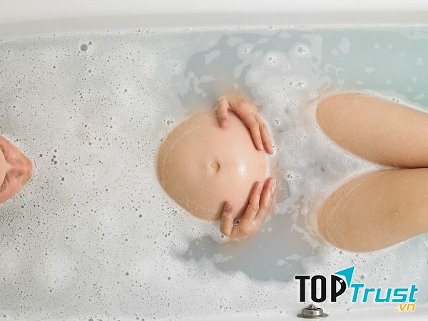 Ngâm bồn nước nóng quá lâu gây nguy hiểm cho mẹ bầu và bé