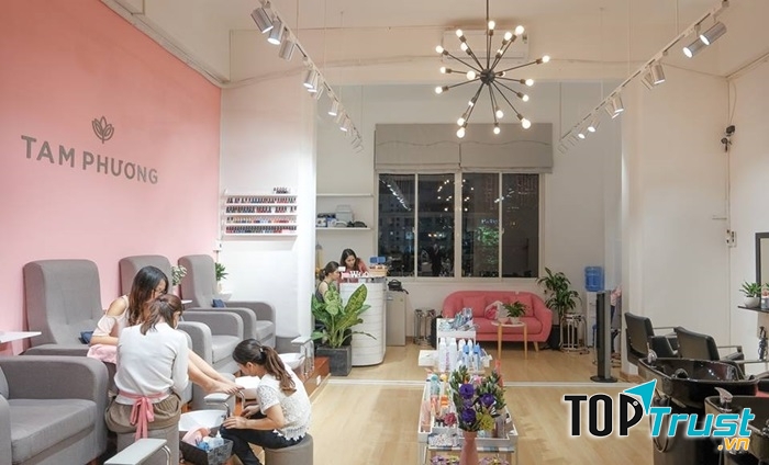 Không gian rộng rãi với tông màu hồng phấn cực kỳ đáng yêu