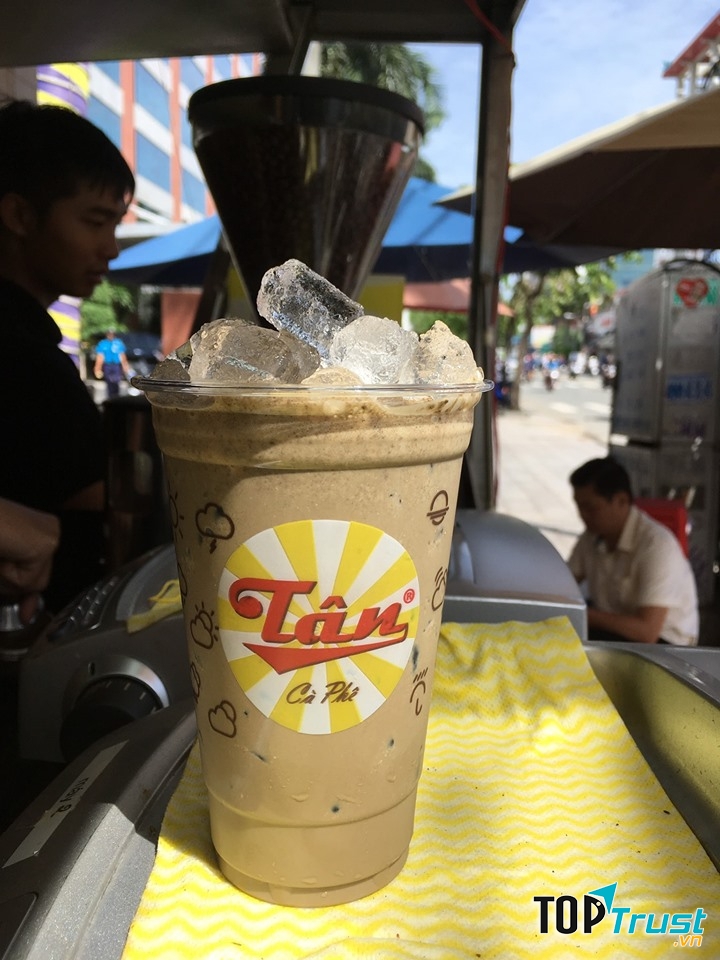 Nghe cái tên tưởng đâu quán  chỉ bán cà phê, nhưng vào mới biết, quán có cả một danh sách dài các loại trà sữa cho các tín đồ của món đồ uống gây nghiện này