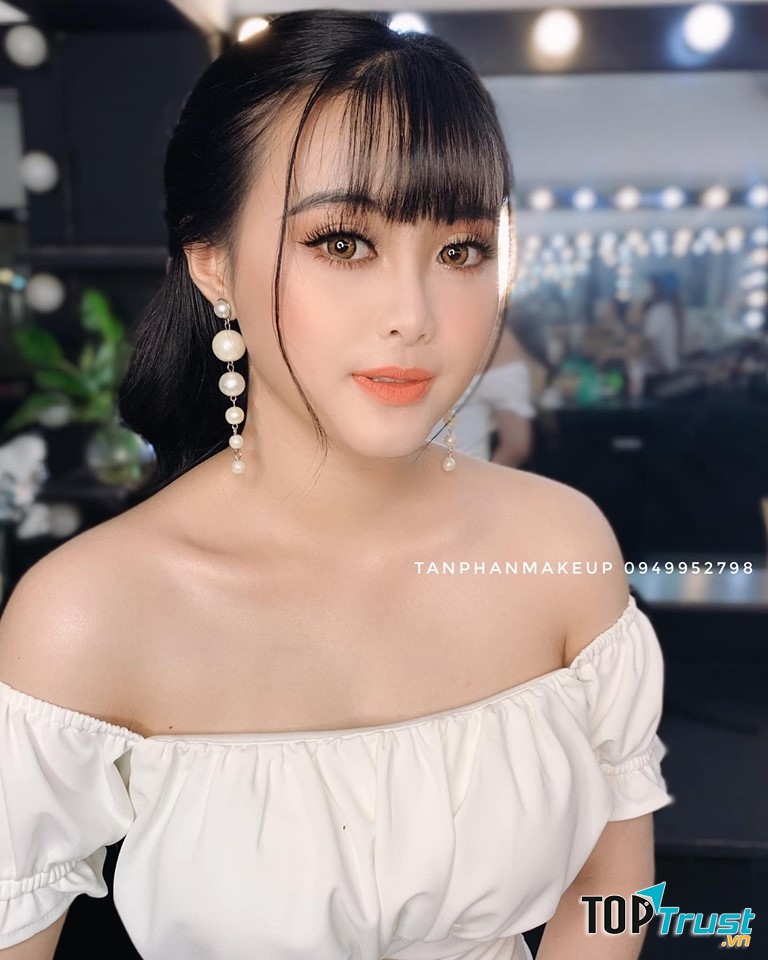 Tan Phan makeup