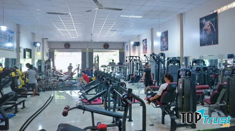 Tấn Tới Gym với vị trí mặt tiền, dễ tìm cộng thêm không gian rộng rãi, sạch sẽ là nơi giúp bạn có những phút giây tập luyện thoải mái nhất