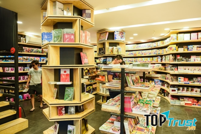 Cách trưng bày sách rất hợp lý và dễ dàng tìm kiếm cho các bạn đọc
