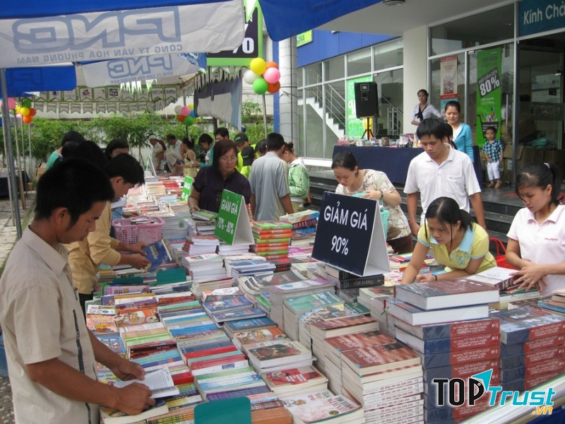 Tầng 2 Siêu thị Intimex luôn tấp nập các bạn đọc yêu thích sách