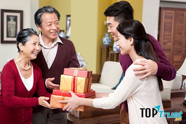 Tặng quần áo mới cho người thân để đem lại may mắn