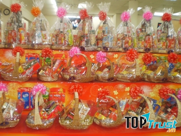 Tặng bánh kẹo, trà Tết, giỏ quà
