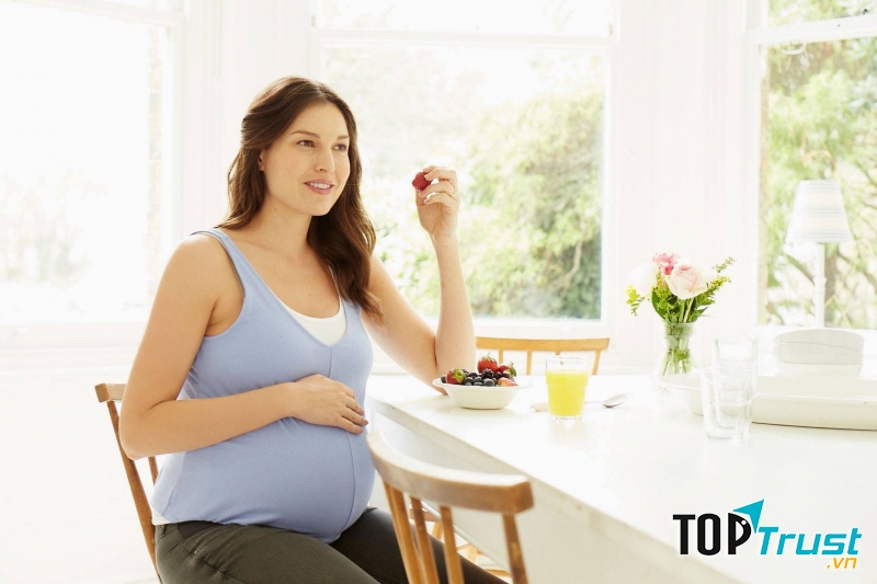 Chế độ dinh dưỡng cho bà bầu mỗi ngày cần đảm bảo ít nhất 3 khẩu phần rau và 2 khẩu phần trái cây