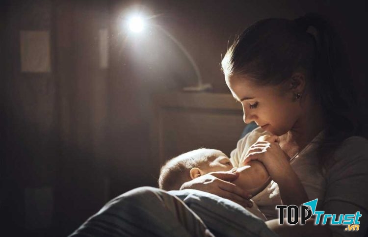 Khi bé bú đêm, lượng sữa trẻ nhận được vẫn đủ sữa theo nhu cầu