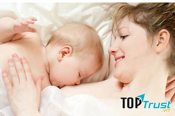 Cho con bú là biện pháp tối ưu nhất để kích thích tuyến sữa và duy trì nguồn sữa mẹ.