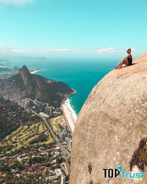 Tảng đá Pedra da Gavea (Brazil)