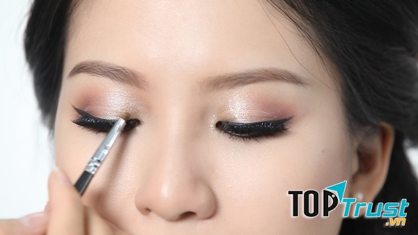 Son bóng làm đôi mắt lung linh hơn