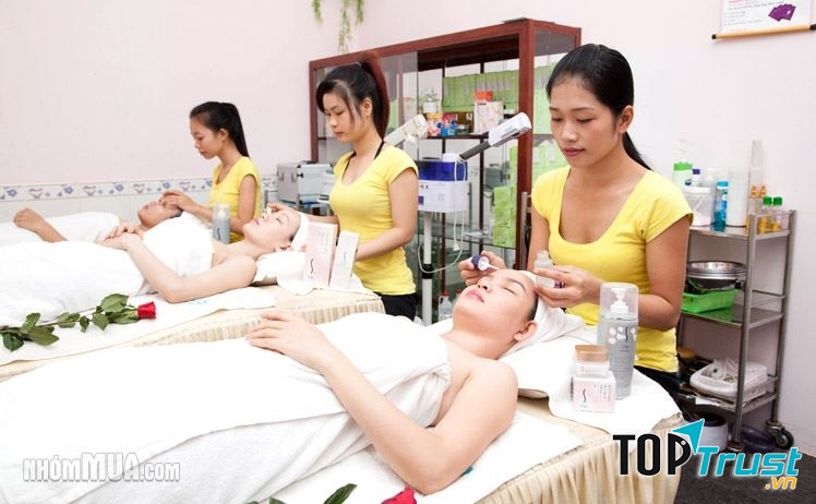 Tặng phiếu làm đẹp là một món quà cũng rất được lòng phái đẹp.