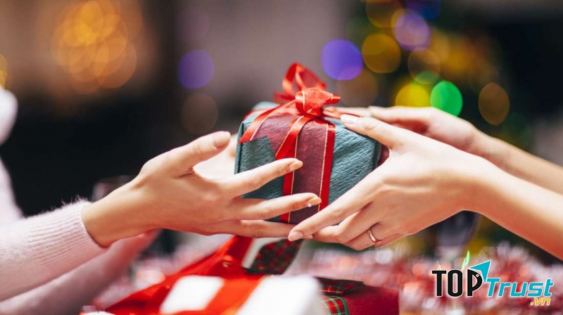 Hành động tặng quà cho người mình yêu là cần thiết