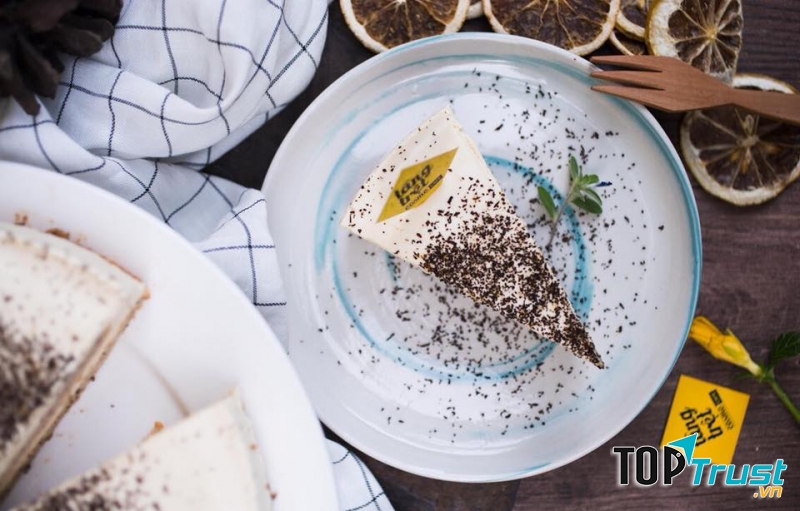 Ngoài không gian, Tầng Trệt còn thu hút các vị khách bởi một list đồ uống cafe và trà thơm ngon cùng những chiếc bánh ngọt hấp dẫn đến kì lạ