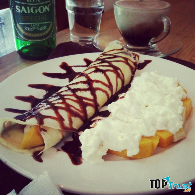 Tuy nằm khá xa trung tâm Hà Nội, thế nhưng, Tầng Trệt vẫn là điểm đến thường xuyên và là điểm hẹn lý tưởng của nhiều bạn trẻ Hà thành