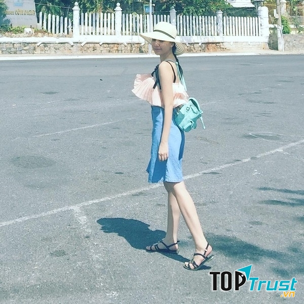 Cô ấy đang bước đi?