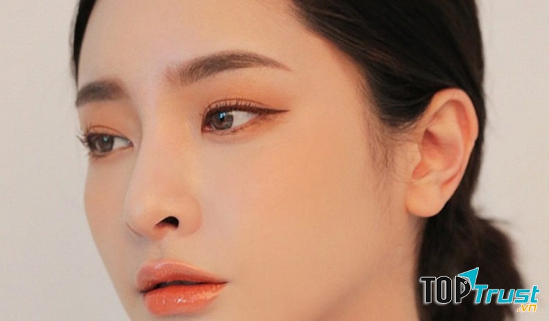 Kẻ và giữ khoảng cách hai đầu chân mày hợp lý