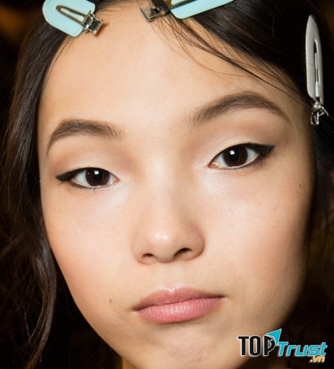 Tạo khoảng cách quá lớn giữa hai đầu lông mày